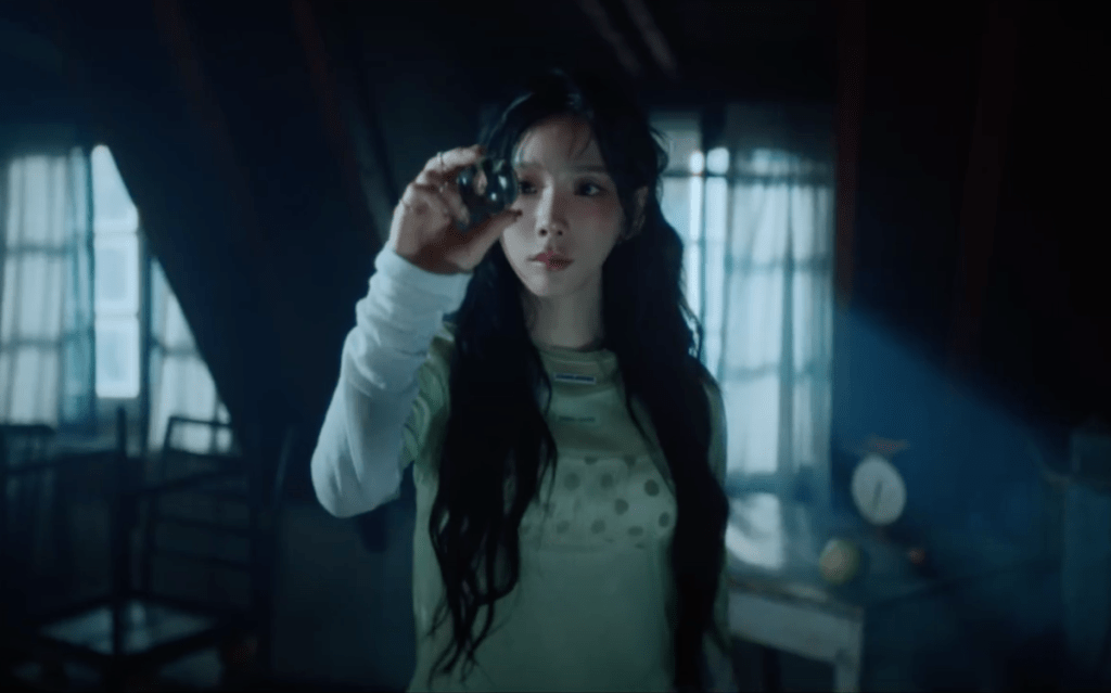 Cena do MV de "To. X" do álbum To. X com Taeyeon segurando uma pequena bola de vidro enquanto olha para ela