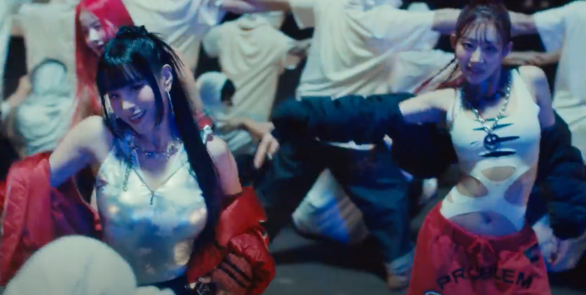 Cena do MV de "Bad News" do álbum Born to be XX do KISS OF LIFE com Belle, Natty e Julie dançando