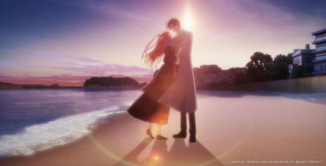 Cena do filme Fruits Basket: Prelude com Kyoko e Katsuya na praia e um pôr do sol ao fundo