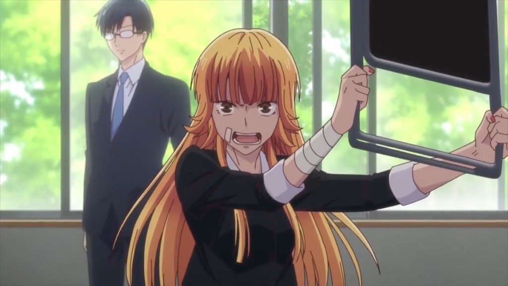 Cena do filme Fruits Basket: Prelude com Kyoko em sua fase delinquente, ameaçando jogar uma cadeira na escola