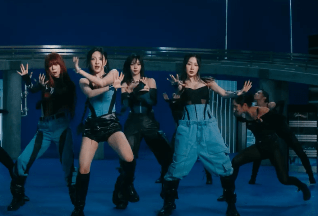 Cena do MV de "Drama", titletrack dio álbum Drama do grupo vespa com Karina, Ningning, Winter e Giselle dançando com roupas azuis