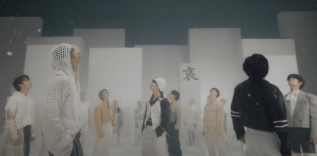 Cena do MV de "LALALA" do álbum 樂-STAR do Stray Kids com os meninos olhando para cima em um cenário branco