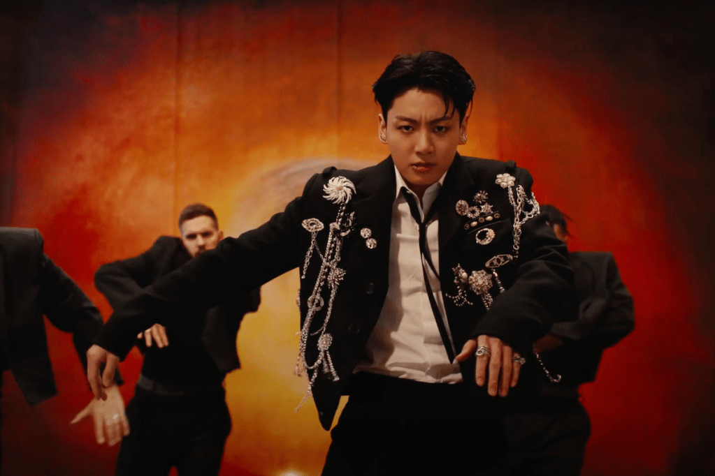 Cena do MV de "Standing Next to You" do album Golden com Jungkook em close dançando