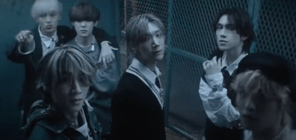 Cena do MV de "On My Youth" com os meninos do WayV olhando para a câmera