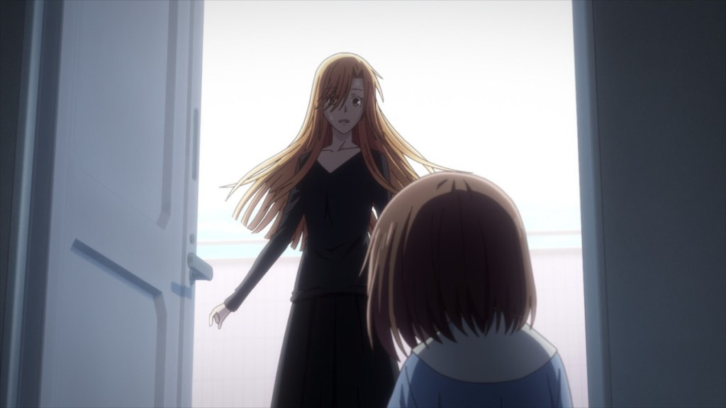 Cena do filme Fruits Basket: Prelude com Kyoko voltando para casa, enquanto Tohru a espera na porta