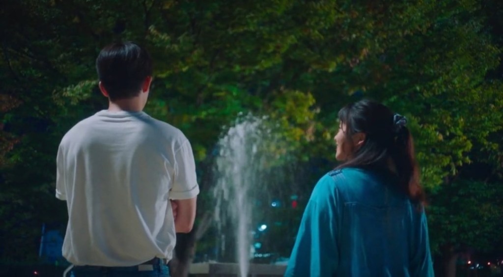 Cena de Twenty Five Twenty One com Na Hee-Do olhando para Baek Yi-Jin, os dois de costas para a câmera