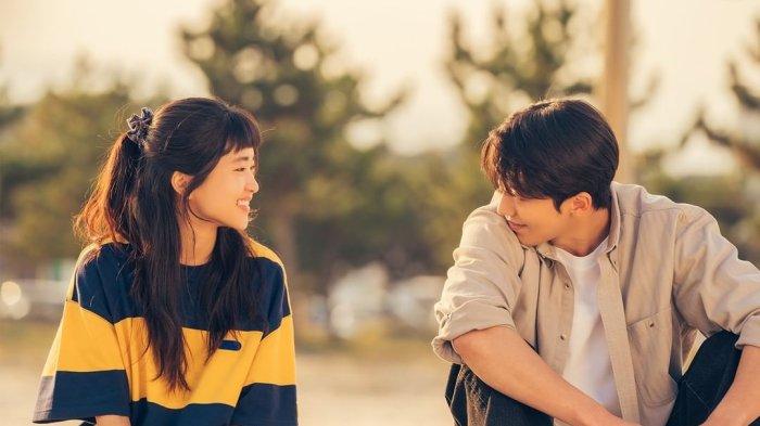 Cena de Twenty Five Twenty One com Na Hee-Do e Baek Yi-Jin olhando um para o outro com um sorriso no rosto