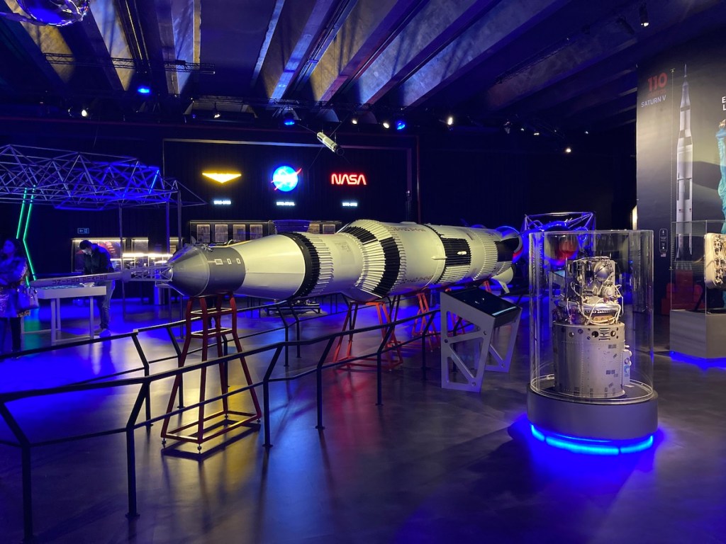 Visão aberta de ambiente no Muse da Nasa Eem Canela com réplica do Saturno V