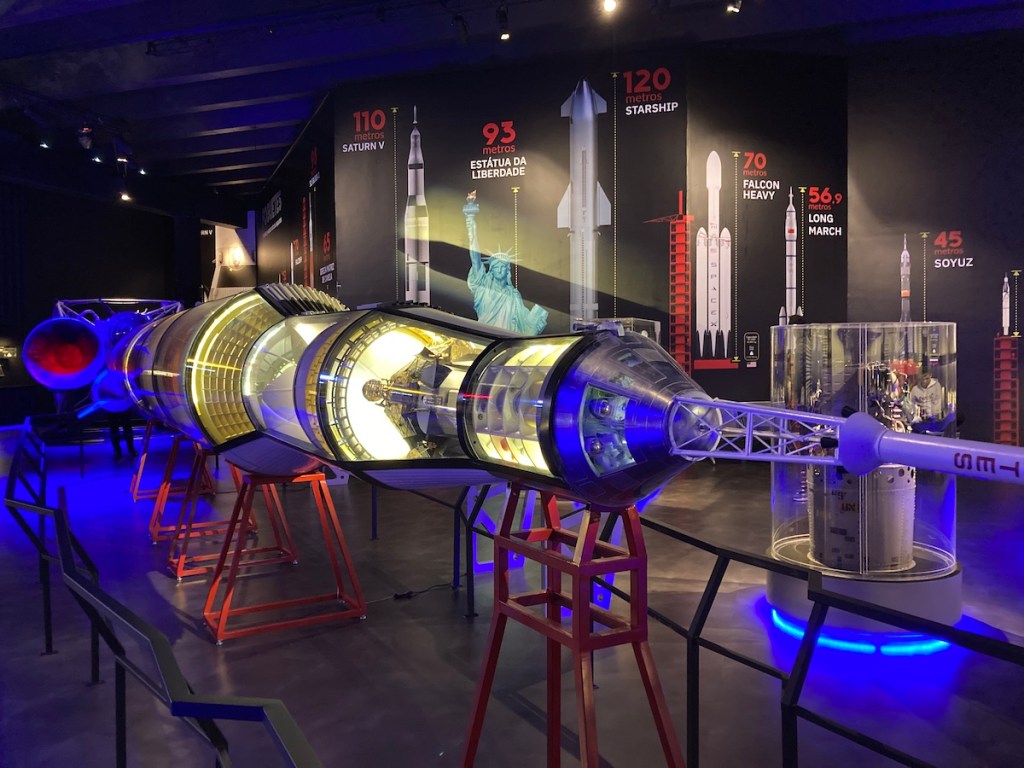 Visão aberta de ambiente no Muse da Nasa Eem Canela com réplica do Saturno V
