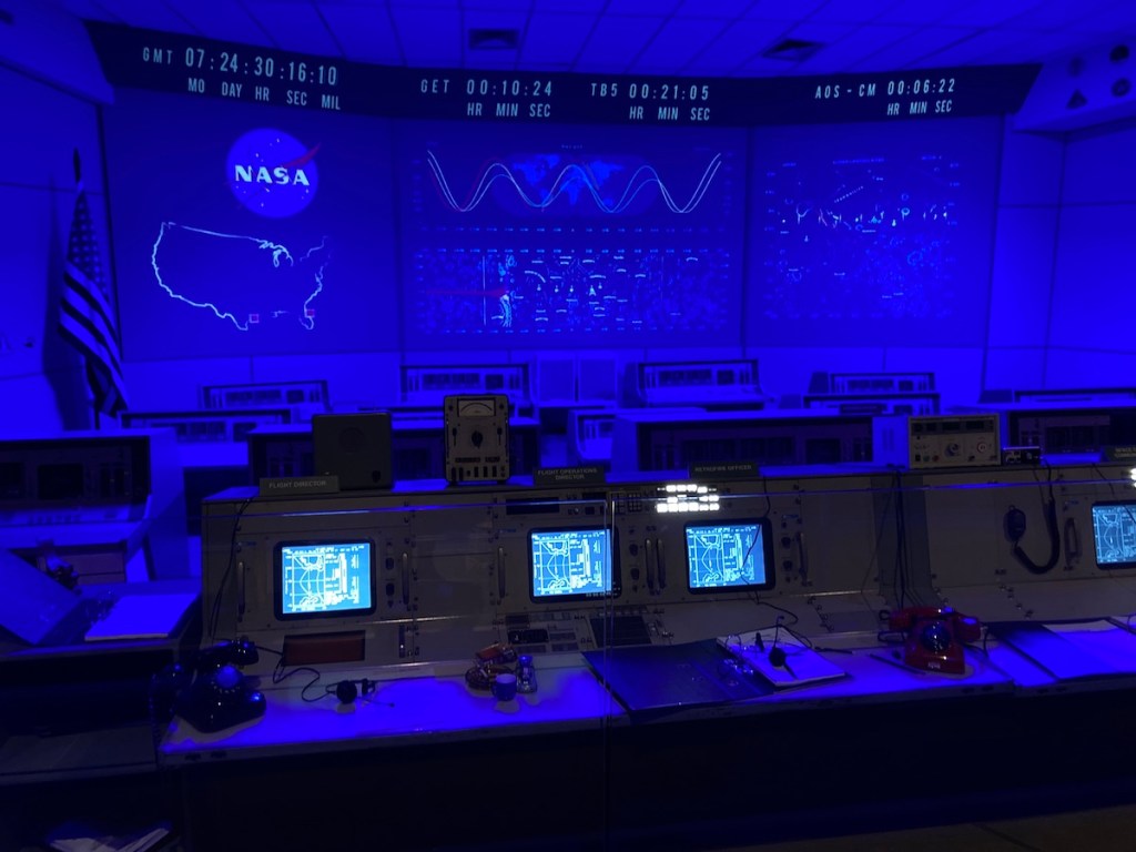 Sala de controle de Houston com iluminação azul no Museu da Nasa em Canela