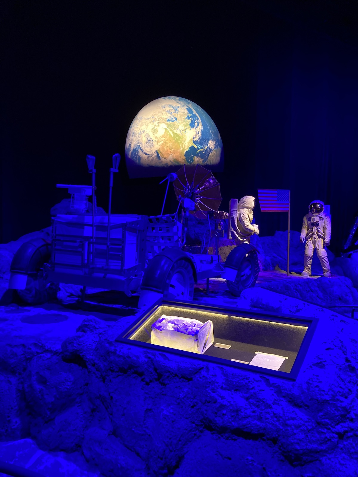 Imagem de simulação de astronautas na lua com a Terra ao fundo no Museu da Nasa em Canela