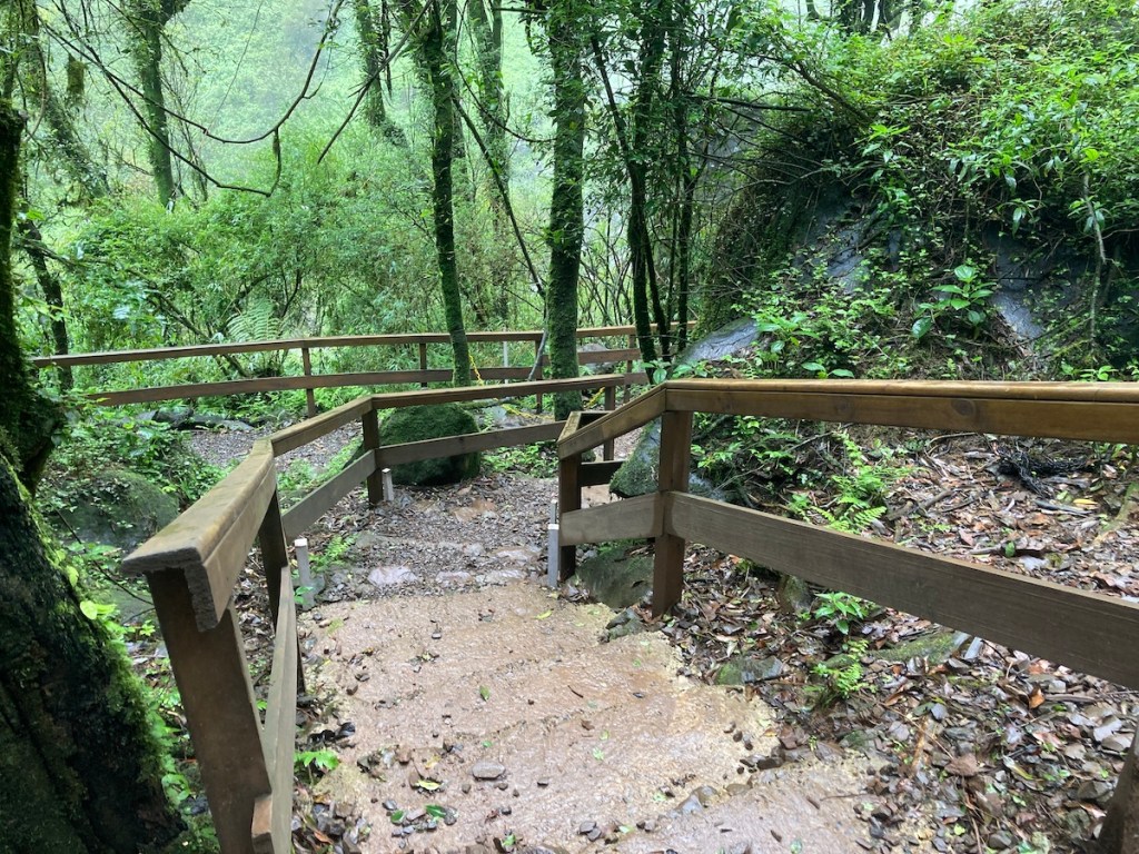 Degraus para o balanço infinito do Pé da Cascata do Caracol em Canela, na serra gaúcha