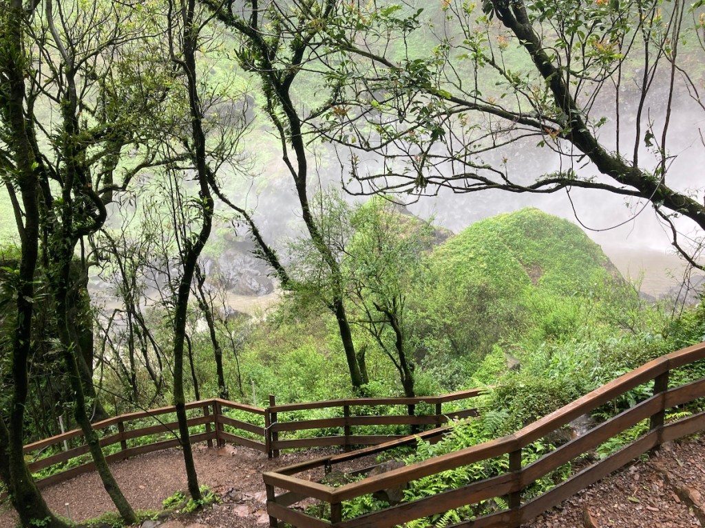 Degraus no meio da trilha para chegar mais perto do Pé da Cascata do Caracol em Canela, na serra gaúcha