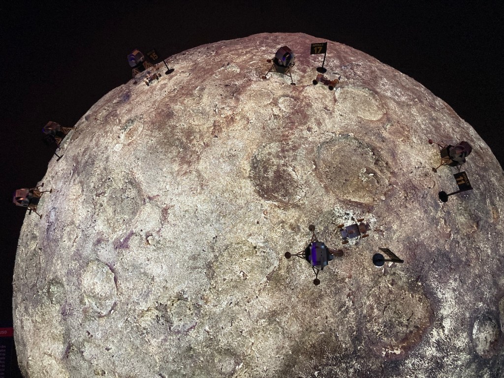 Imagem da lua em exibição no Museu da Nasa em Canela