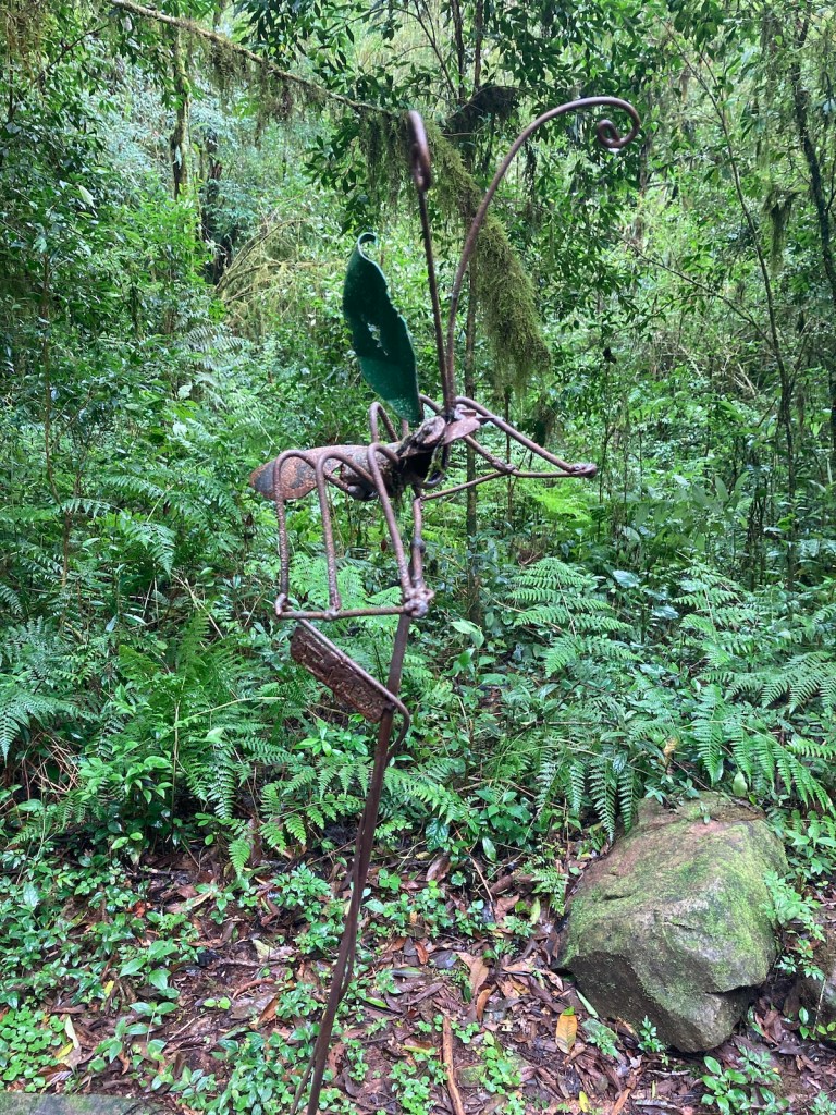 Escultura de metal na trilha do Pé da Cascata do Caracol em Canela, na serra gaúcha