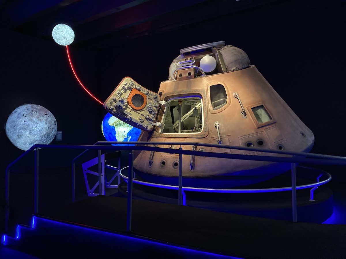Réplica de módulo de comando em ambiente de exploração da lua no Museu da Nasa em Canela