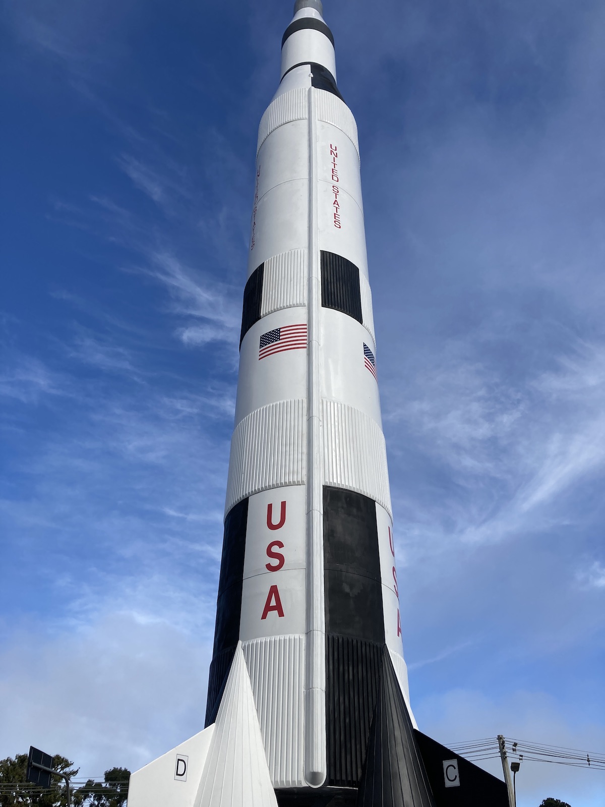 Réplica do foguete Apollo 11 na frente do Museu da Nasa em Canela