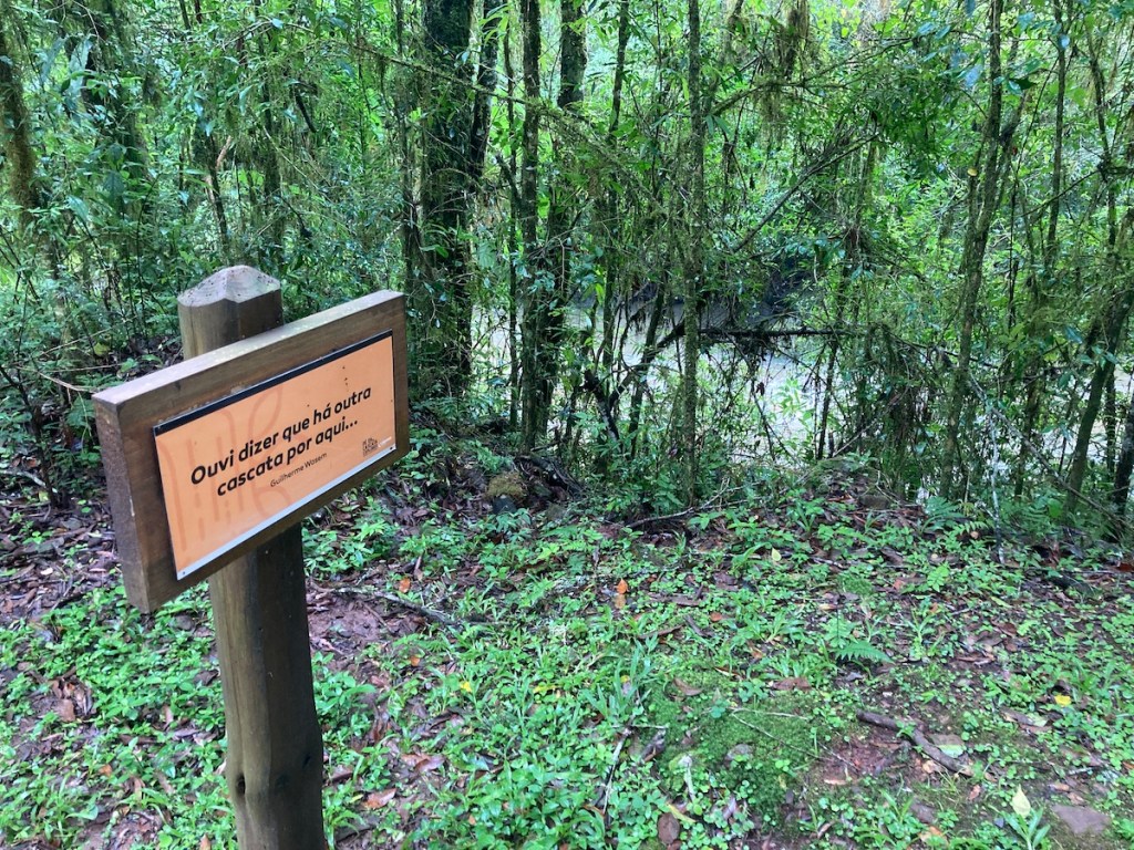 Placa indicando cascata na trilha que leva ao Pé da Cascata do Caracol