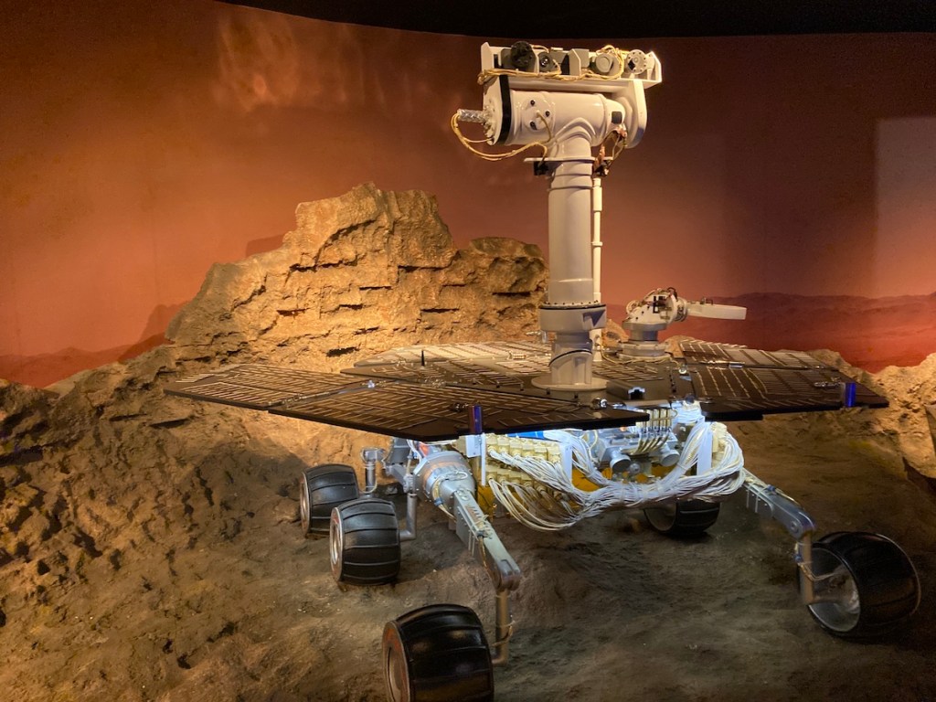 Réplica de equipamento utilizado em missões espaciais no Museu da Nasa em Canela