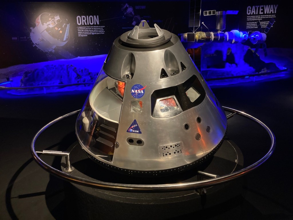 Réplica de cápsula utilizada em missões espaciais no Museu da Nasa em Canela