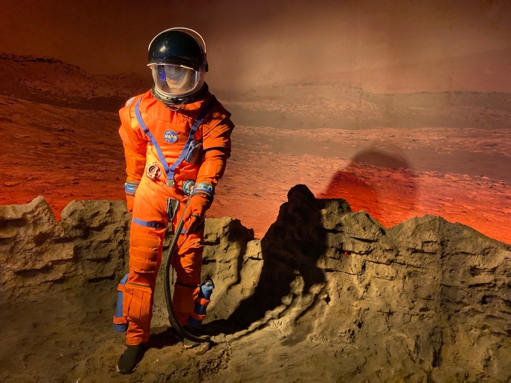 Réplica de traje espacial laranja utilizado em missões espaciais no Museu da Nasa em Canela