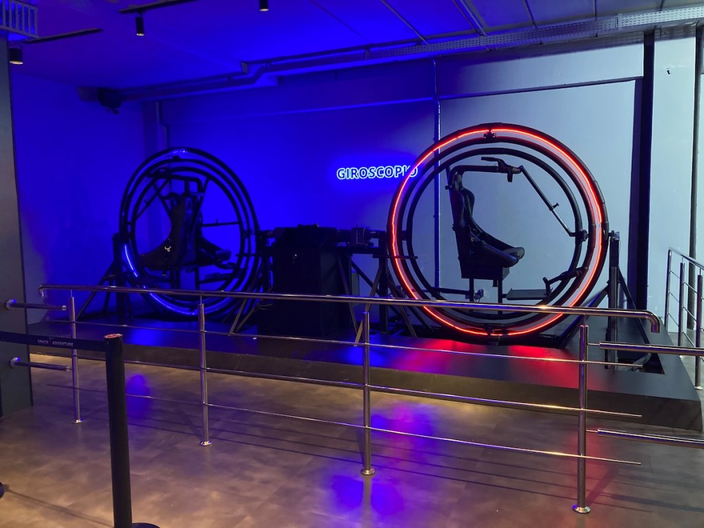 Giroscópio para simular alterações da gravidade na área games no Museu da Nasa em Canela