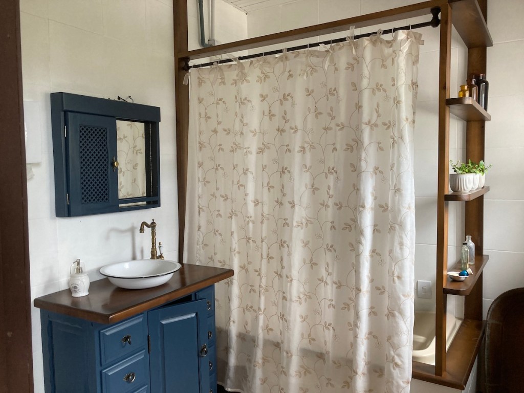 Banheiro na Casa da Dona Ivonne no Pé da Cascata do Caracol