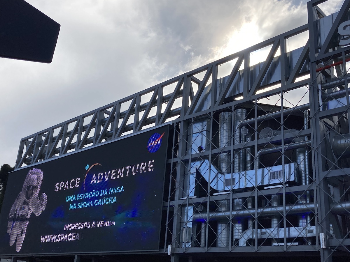 Fachada do Museu da Nasa em Canela com grande outdoor em um dia nublado