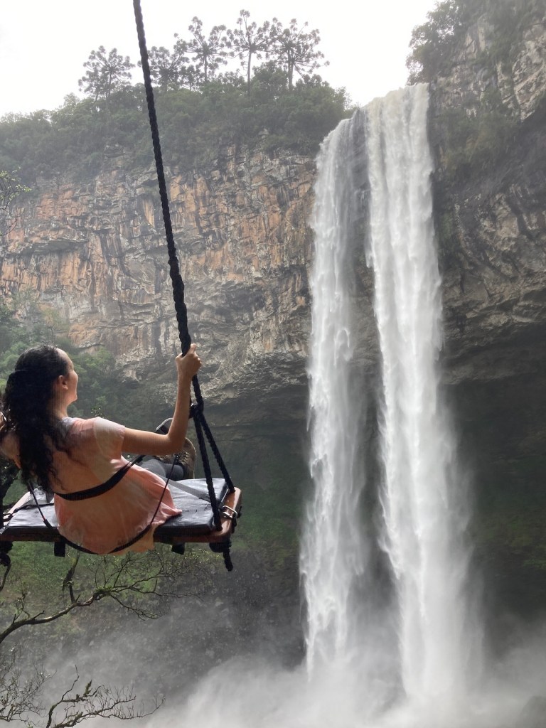 Balanço infinito para contemplar o Pé da Cascata do Caracol em Canela, na serra gaúcha