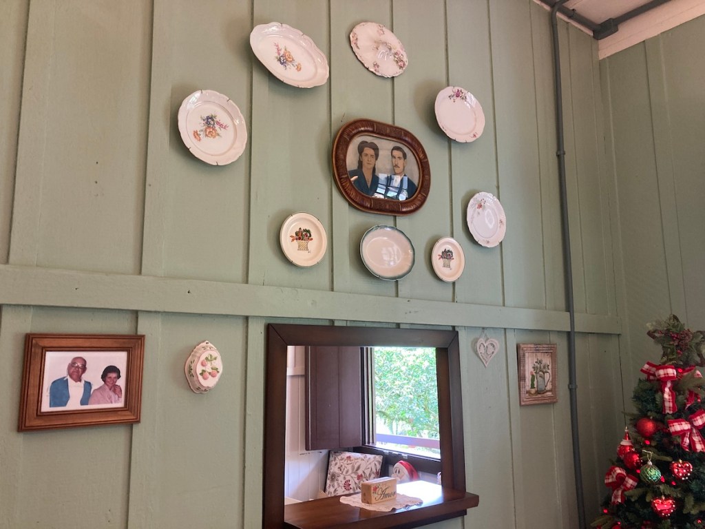 Parede de madeira com fotos na Casa da Dona Ivonne no Pé da Cascata do Caracol