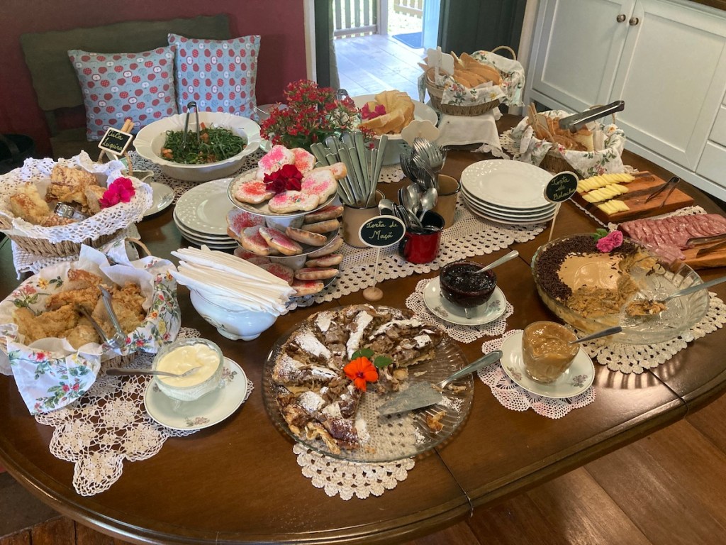 Mesa com café colonial na Casa da Dona Ivonne no Pé da Cascata do Caracol