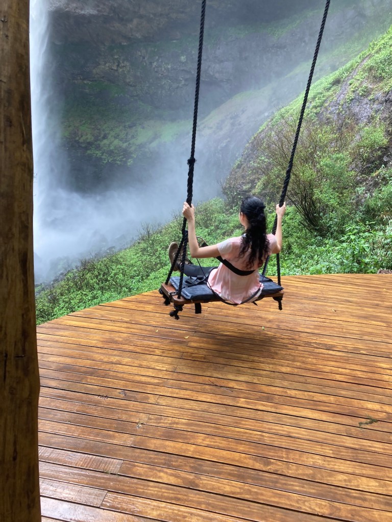 Balanço infinito no Pé da Cascata do Caracol em Canela, na serra gaúcha