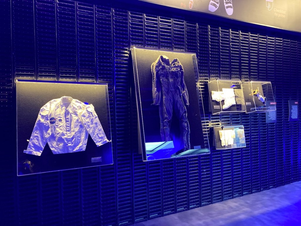 Vitrine na parede do Museu da Nasa com alguns trajes espaciais