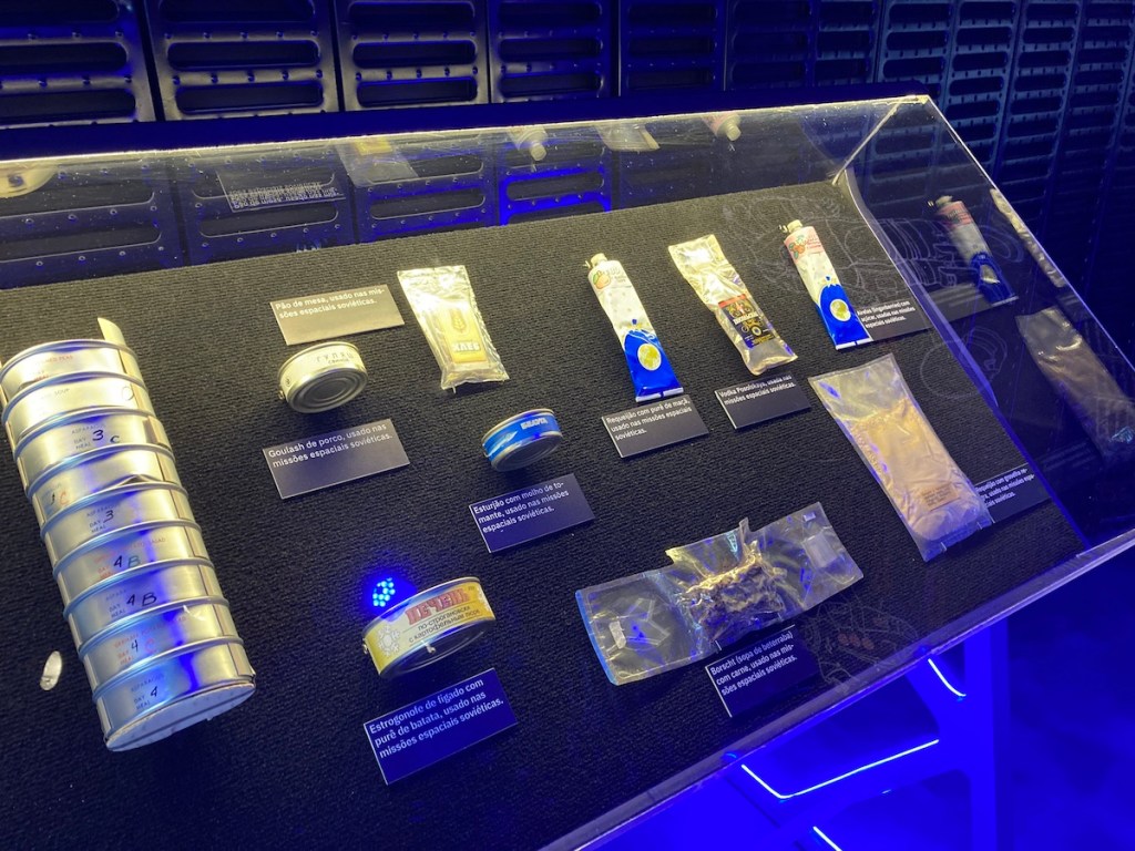 Vitrine no Museu da Nasa com amostras de comidas espaciais