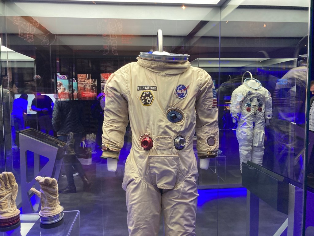 Vitrine no Museu da Nasa com traje espacial