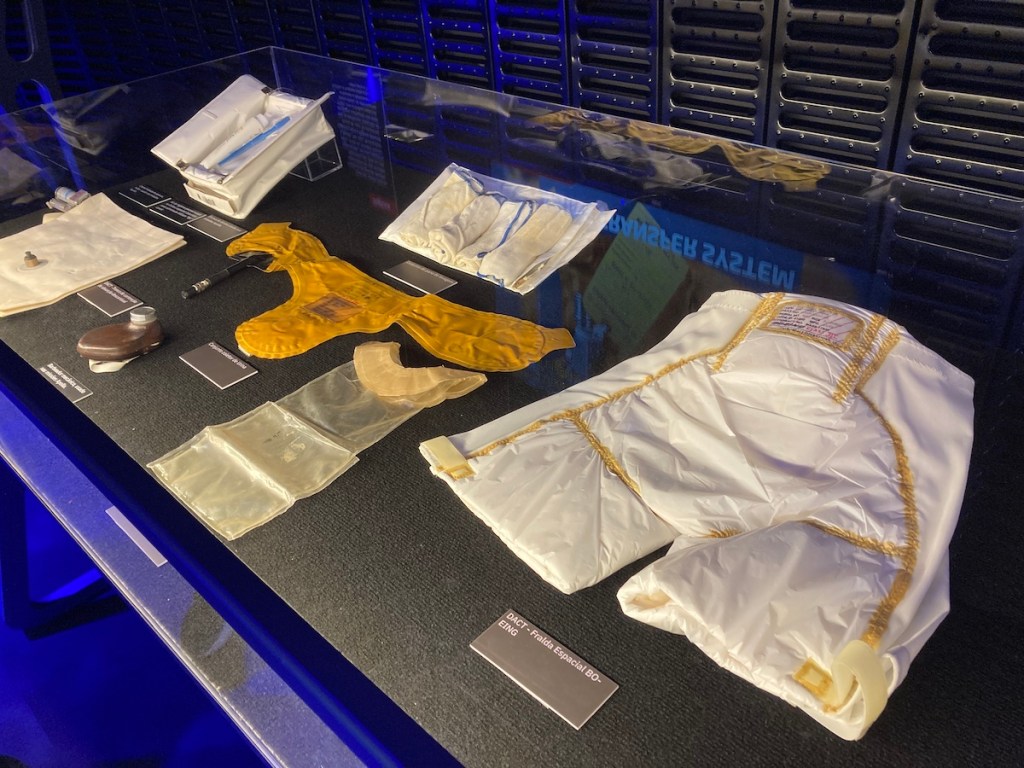Vitrine no Museu da Nasa com alguns trajes espaciais para o momento banheiro