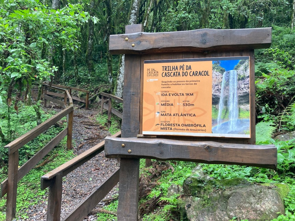 Placa com informações sobre a trilha do Pé da Cascata do Caracol em Canela, na serra gaúcha
