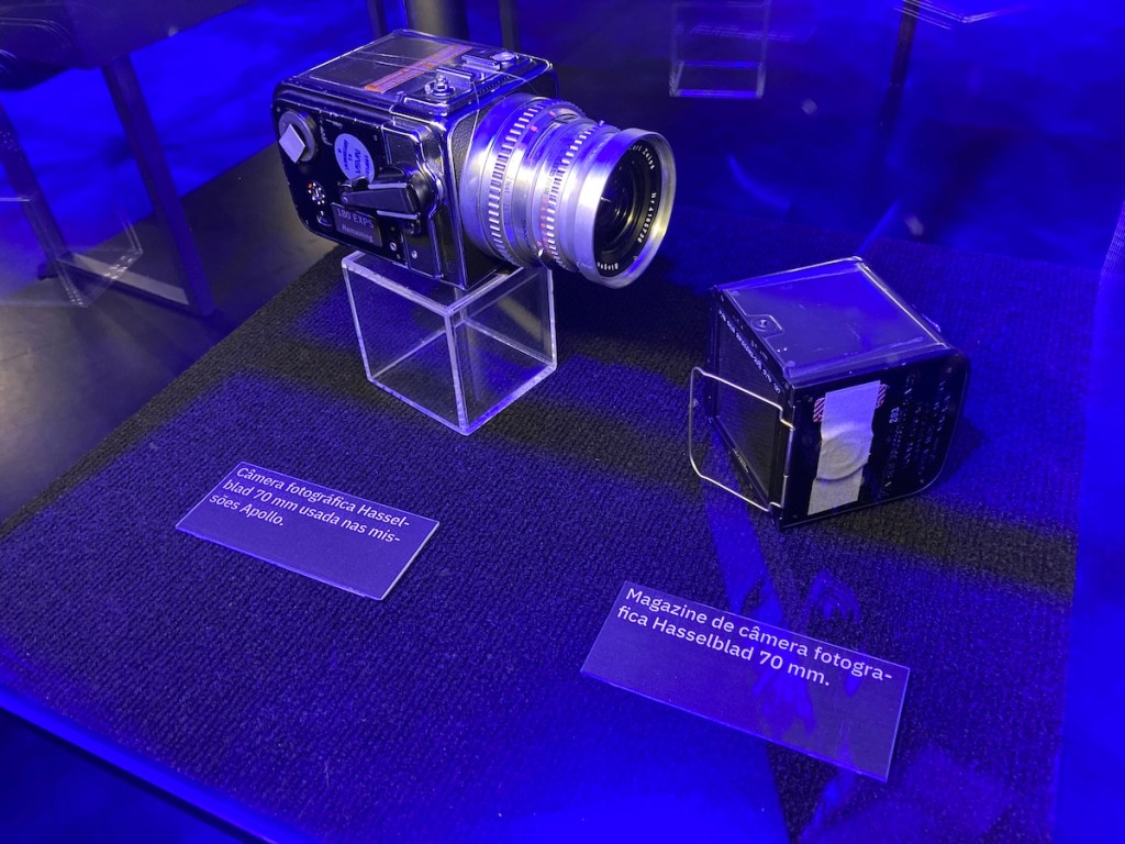 Vitrine no Museu da Nasa com câmeras utilizadas nas missões espaciais