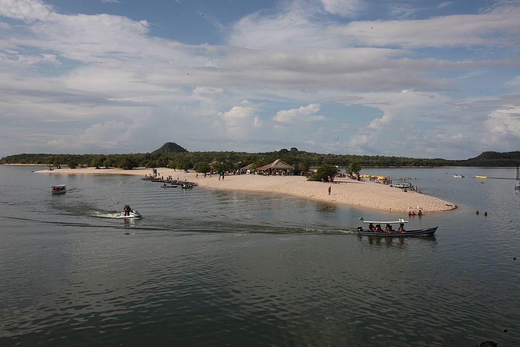 Turismo ecológico: praia Ilha do Amor em Alter do Chão (PA) no encontro dos rios com barcos navegando