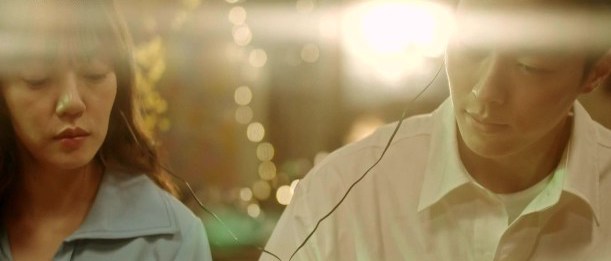 Cena do K-Drama Search: WWW com Mo-Gun e Ta-Mi com fones, ouvindo música