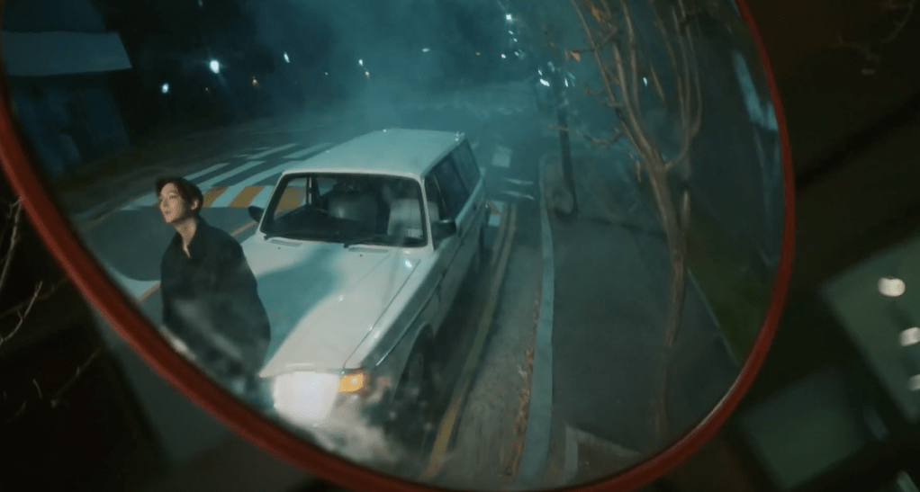 Cena do MV de "BIBORA" do álbum Sequence do SF9 com imagem refletida em um espelho