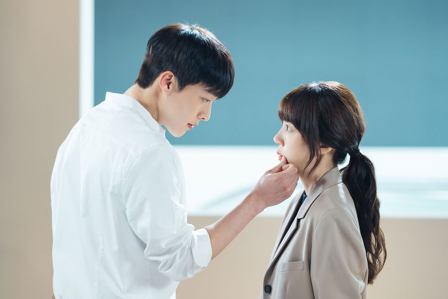 Cena do K-Drama Search: WWW com Mo-Gun limpando o batom da Ta-Mi 