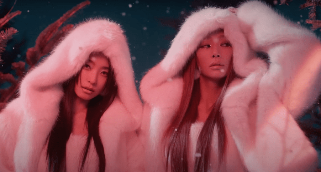 Cena do MV de "No More (Ma Boy)" para o comeback do SISTAR19 com Bora e Hyolin vestidas de branco na neve