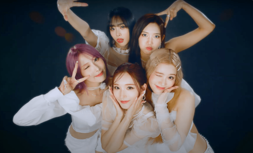 Andamiro, Mika, Sion, Yeyoung e Zoe posam para a câmera no MV de Voyage para o debut do Geenius