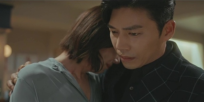 Cena do K-Drama Search: WWW com Ga-Gyung se apoiando no ombro de Oh Jin Woo enquanto chora