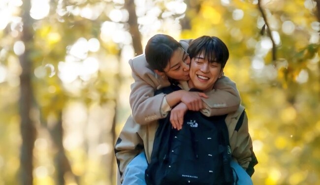 Cena do K-Drama Business Proposal com Sung-Hoon carregando a Young-Se nas costas