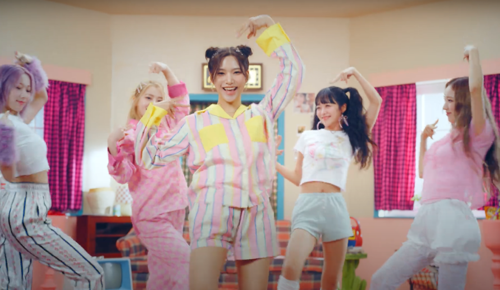 Andamiro, Mika, Sion, Yeyoung e Zoe dançam refrão no MV de Voyage para o debut do Geenius