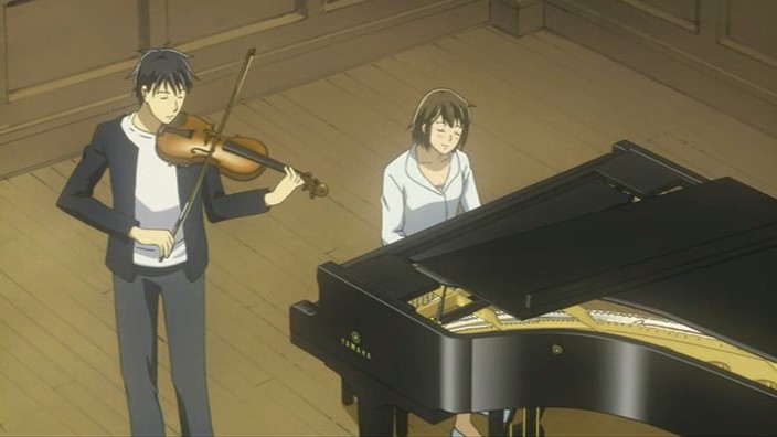 Imagem de Nodame ao piano com Chiaki ao seu lado tocando violino no anime Nodame Cantabile