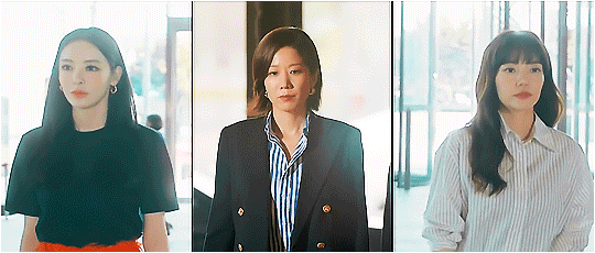 Gif com cena do K-Drama Search: WWW mostrando Scarlett, Ga-Gyung e Ta-Mi caminhando com confiança