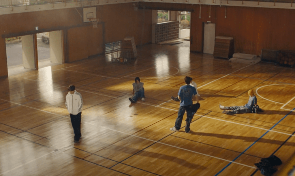 Membros do RIIZE no metrô descansando no ginásio em cena do MV de Love 119